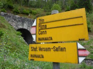 Wegweiser und Tunnel Chrumwag / Chli Isla